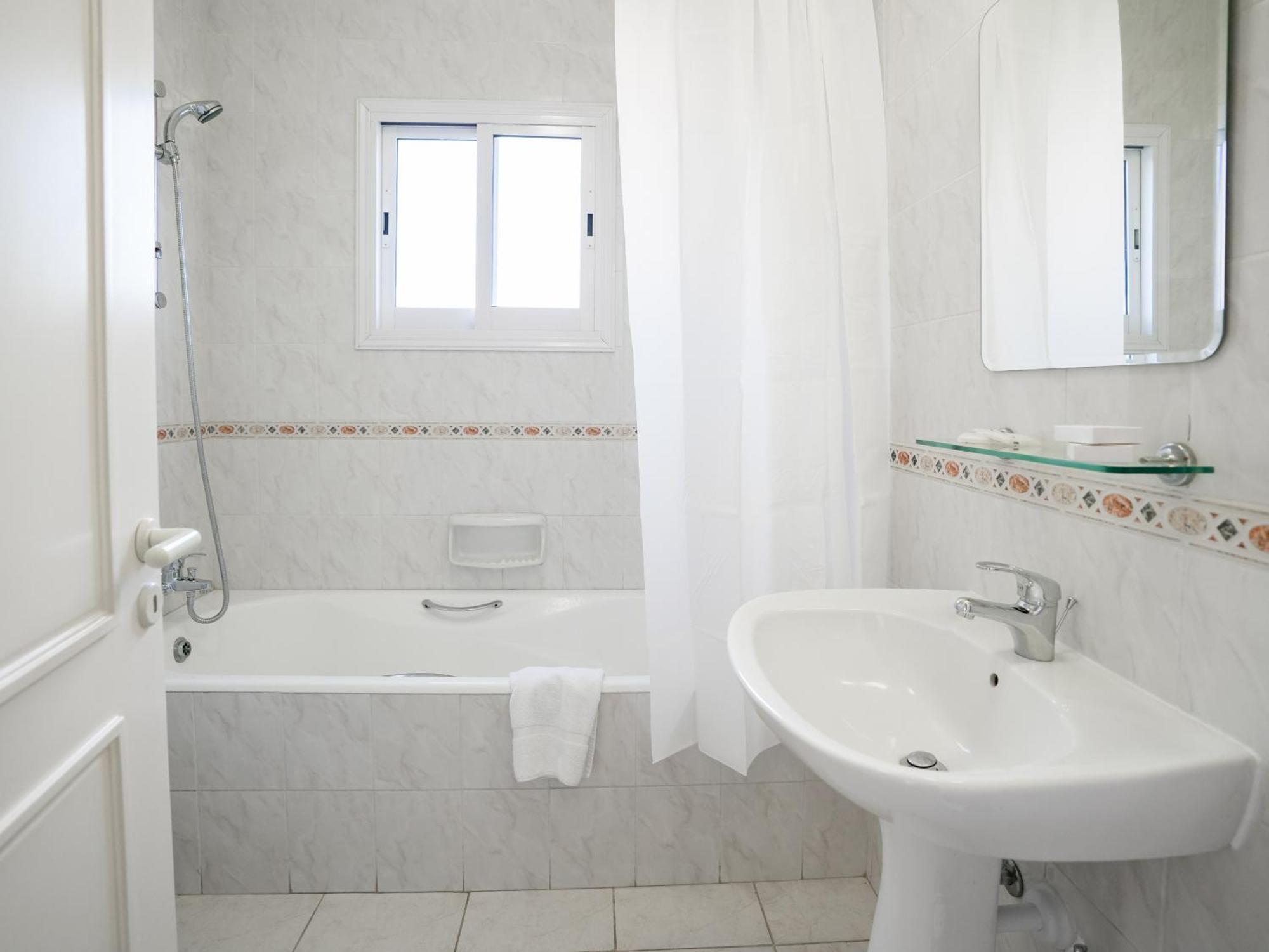 Resitour - Regina Gardens Apartment Paphos Exterior photo